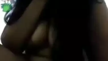 After taking a shower the Desi cutie drops the towel to show XXX parts