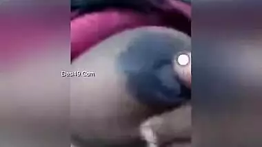 Tempting Desi MILF shows her XXX full lips and tits in close-up