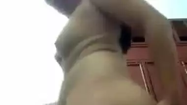 Desi girl showing herself (old)