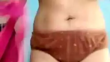 Indian girl is alone at home and she wants to record XXX clip for BF