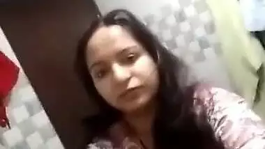 Desi cute girl show her nice body