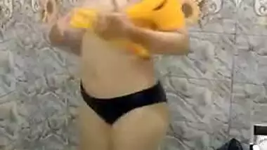 Curvy Paki chick strips to shake her Desi XXX ass for the camera