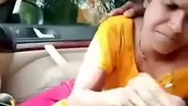 Housewife enjoys every second of oral XXX sex in Desi driver's car
