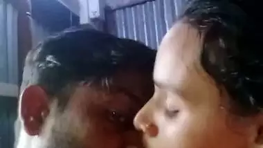 Dhaka guy boob presses and kisses in desi x video