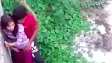 Two Indian lovers caught fucking in outdoor garden in Desi mms video