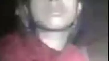 Desi girl exposes XXX body parts on camera for man making MMS video