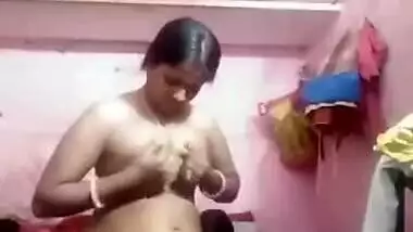 Desi girl's shows off tits and fucks her pussy in homemade XXX video