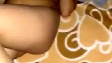 X-rated Indian doesn't feel shy to bare boobs for a homemade porn video