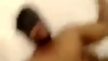 Indian shemale gets a desi blowjob from a macho guy