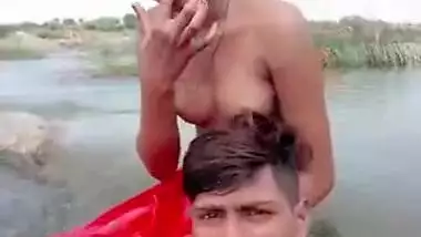 Dehati Desi XXX lovers enjoying outdoor sexy bathing on selfie cam MMS