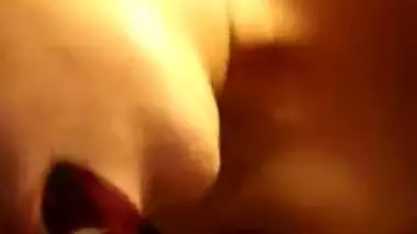 Putita hermosa se coge a pervertido mientras sus papas ven pelis en el otro cuarto, dialogos super hot