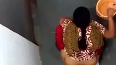 Desi teen takes her pants down to wash the XXX pussy on sex camera