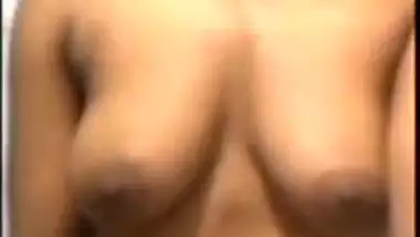 Young Desi chick gets topless and shows her tits on selfie XXX cam