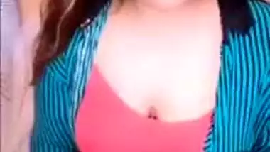 Chubby Desi model poses for webcam XXX show and teases her cunt