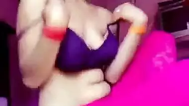 Cute Desi hottie XXX show of her naked boobs is by MMS fans