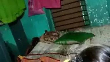 Indian babe takes her XXX boob out of sari and rubs it on camera