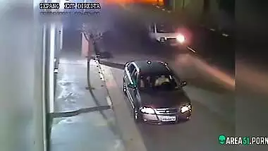 Risky and quick Indian sex on road in the center Mumbai, caught on cam