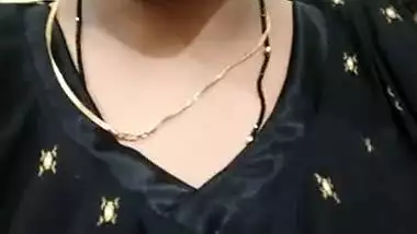 Mature Desi pulls dress up to expose saggy tits in self-made XXX video