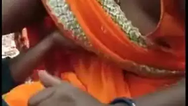 New desi MMS, Indian aunty giving blowjob village boy for money outdoor