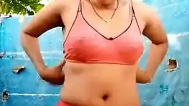 Slender XXX Desi babe dries her body and poses nude in the yard