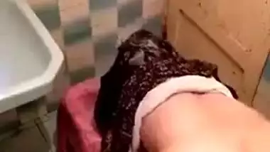 Mature auntie in hijab hikes up dress to have Desi XXX cunt drilled