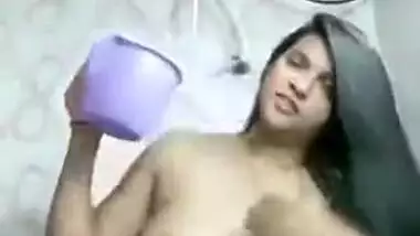 Desi XXX slut bares her saggy tits and performs an inept sex dance