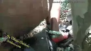 Desi jungli sex video of a young couple’s outdoor sex action