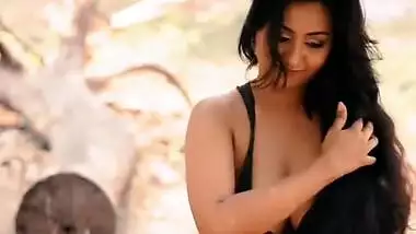 Beautiful busty Indian babe in saree have a sexy XXX photoshoot outdoor