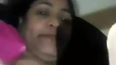 Desi bhabi showing her big boobs