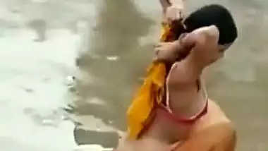 Petticoat bhabhi outdoor bath caught by neighbor