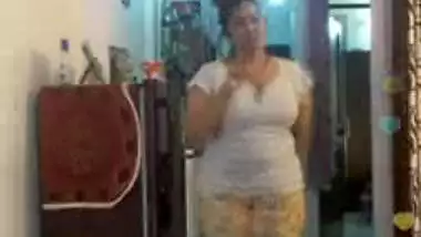 Hot desi indian bhabi shaking her sexi ass &boobs on bigo live...2