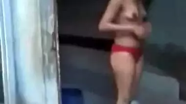 Desi chick takes an outdoor bath in the nude but BF films this XXX show