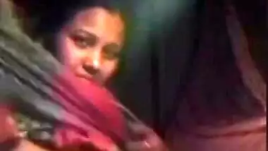 Female from India pulls her sari up to flash saggy XXX tits on camera