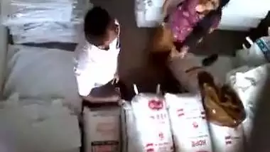 Shopkeeper fucks his customer’s pussy in the desi xxx video