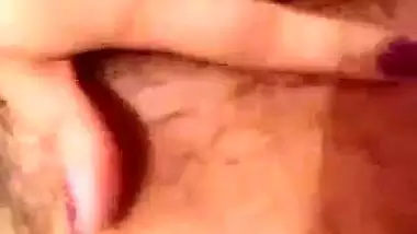 Indian girl nude MMS of a girl fingering her hairy pussy
