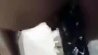 Seule A Ison, Je M Explose Le Cul Avec Le Gros Gode De Ma Mere Pour La Toute Premiere Fois !