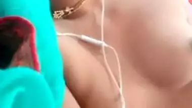 Sexy Desi Bhabhi Showing boobs and Pussy On VIdeo Call New MMS
