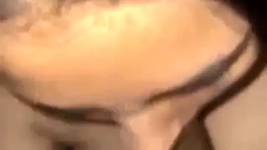 Delhi babe gives a sexy blowjob in Indian sex video