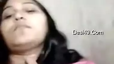 Desi whore flashes XXX-shaped titties covered with red bra close-up