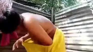 Men watch Desi taking outdoor shower in XXX solo video of MMS genre