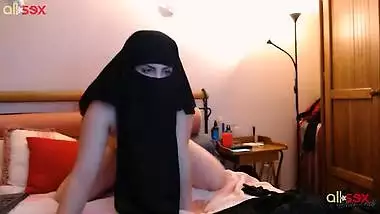 Indian takes off hijab after she rides a dildo for a while