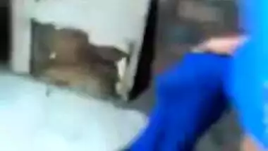 Desi XXX woman gets her wet pussy fucked by her young neighbour MMS