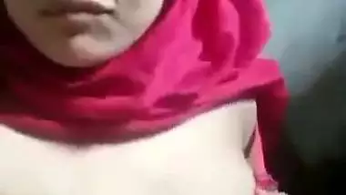 Hijab girl opens bra and round boobs show on cam