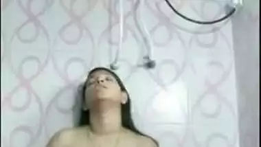 Solo porn video of curvy Indian teen who masturbates in the bathroom