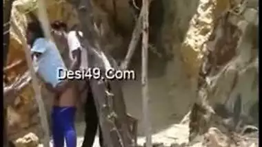 Horny lovers caught having quickie in doggy outdoor in Desi mms video