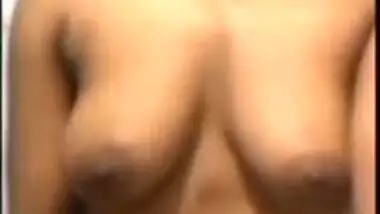 Young Desi chick gets topless and shows her tits on selfie XXX cam