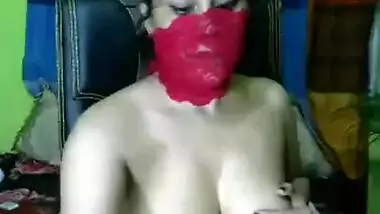 Desi chick with half-covered face and sexy chest cums in XXX video