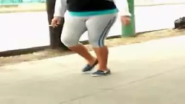 Gorda Culona en licra - se le marca la pucha