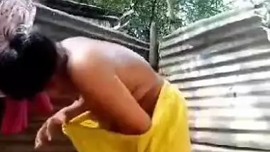 Men watch Desi taking outdoor shower in XXX solo video of MMS genre