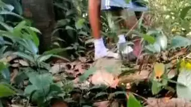 Guy enjoys GF’s pussy under a tree in Indian outdoor sex